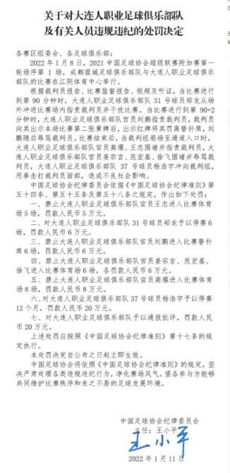 姜文冬眠七年以后的又一力作，由四个布满魔幻实际主义气概的小故事构成。1976年，南部一个边远的小山村，李东方（房祖名 饰）的母亲由于一双鞋子疯失落，成为疯妈（周韵 饰），整天疯疯颠癫，一天，李东方无意发现疯妈发狂的本相……1976年，一所年夜学里，晚上在操场放片子，有五个女人宣称被人“摸屁股”，梁教员（黄秋生 饰）鬼使神差成为嫌疑犯，有人起头在黑暗帮他洗脱嫌疑……1976年，老唐（姜文 饰）和唐妻（孔镱珊 饰）下放到李东方地点的小山村。老唐每天和村里的孩子们一路上山狩猎，逍远安闲，唐妻备受萧瑟之下，筹办寻觅本身新的糊口……1958年，新疆，两个骑骆驼的女人，唐妻和身怀六甲的疯妈，并肩而行，迎接她们的，是两段判然不同的命运……若干年后的纠葛，从茫茫沙漠上的相遇起头，早已溟溟注定。